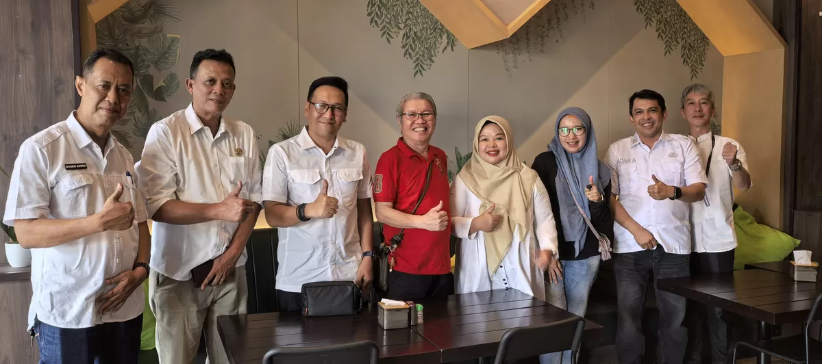 Kadisbudpar Cianjur dan jajaran bersama pihak Toko Nuhun. (FOTO: Istimewa)