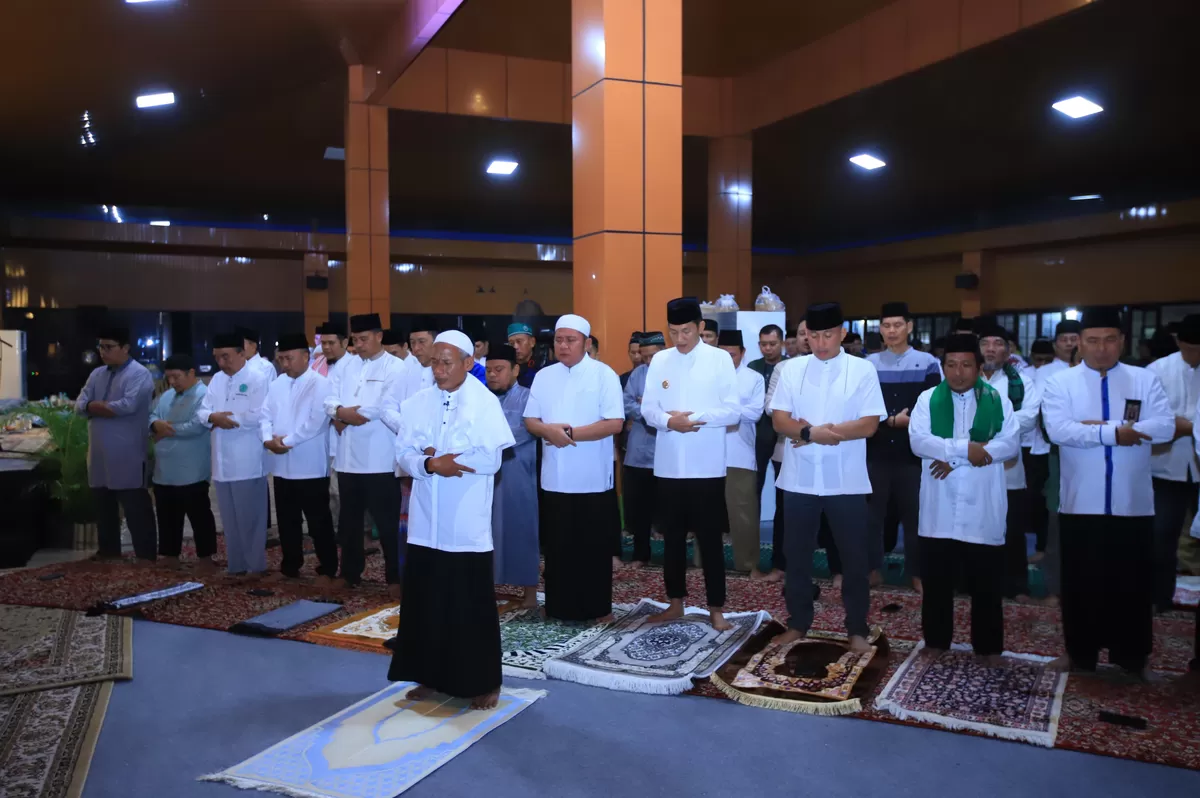 Gubernur Sumsel Herman Deru mengikuti tarawih bersama dalam Pengajian Ramadhan diselenggarakan Pemkab PALI dan Forkopimda