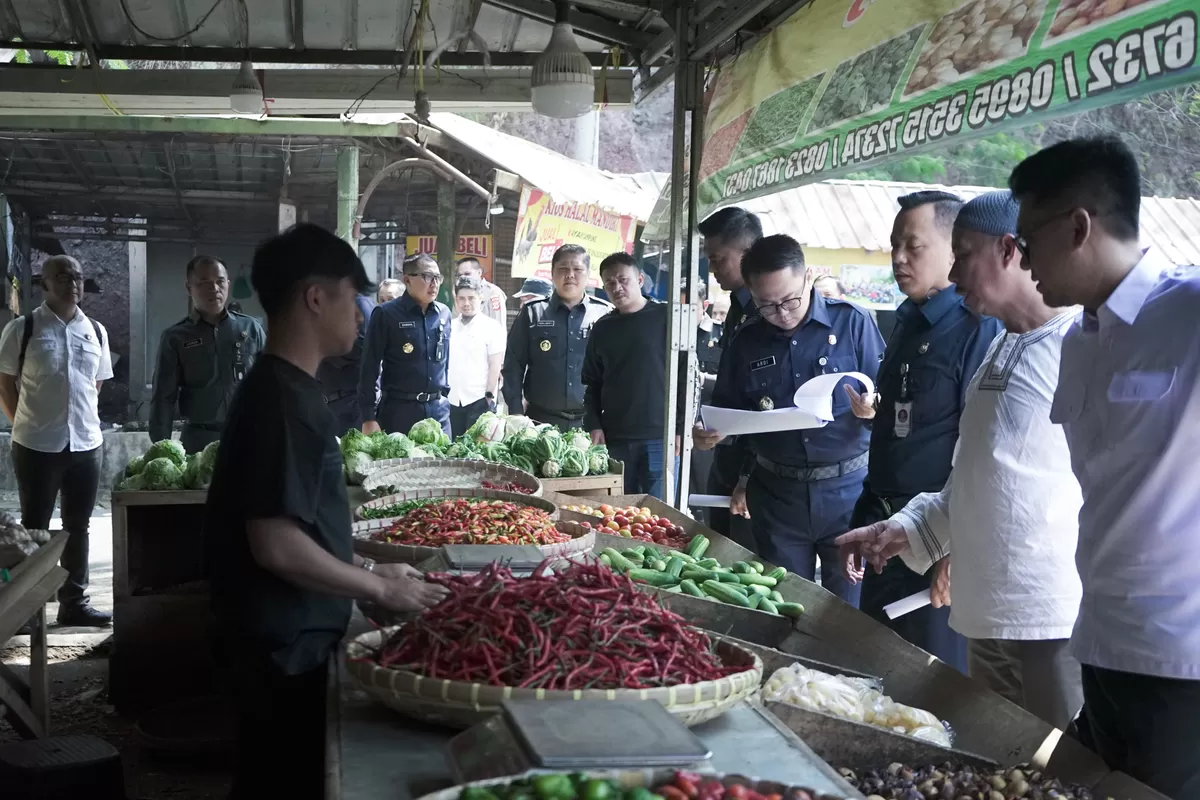 Peserta Didik Sespimmen Polri menggelar observasi lapangan terkait ketersediaan bahan pokok dan stabilitas harga di Pasar Induk Kabupaten Cianjur. (FOTO: Ist)