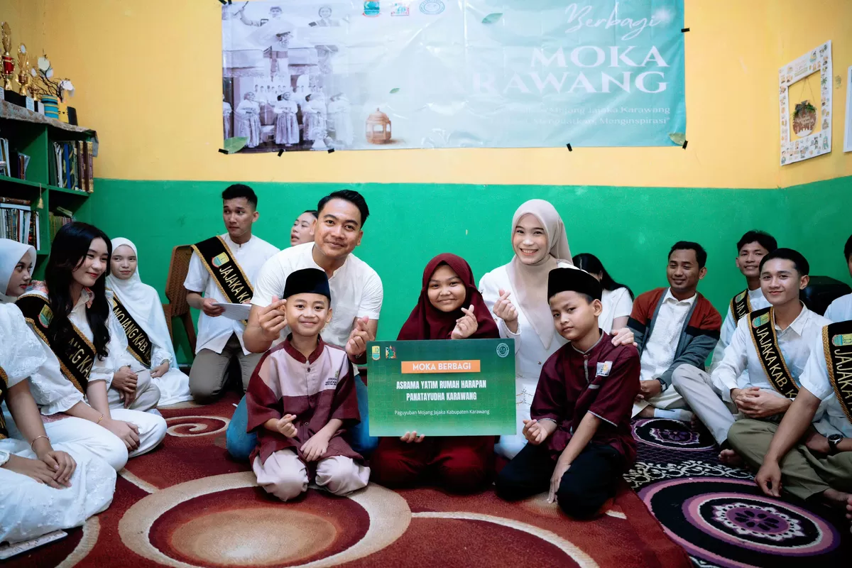 Aksi kemanusiaan Mojang Jajaka Karawang di bulan Ramadan. (FOTO: Ist)