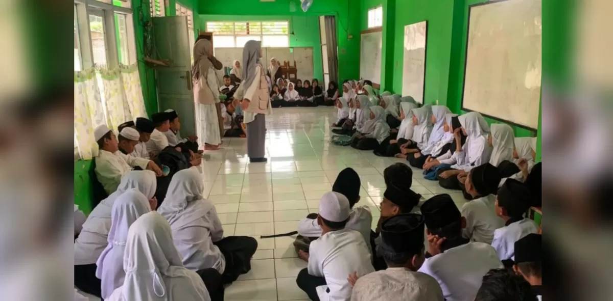 Mahasiswa KKN IAI Al-Azhary Cianjur berinteraksi dan memberikan motivasi belajar kepada anak-anak TPA dalam kegiatan PELITA di Desa Mekarwangi. (FOTO: Ist)