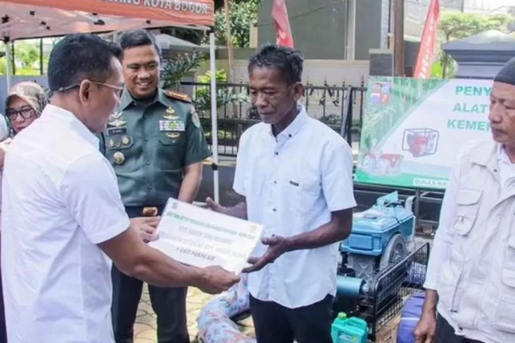 Dorong Kemandirian Pangan, PJ Walikota Bogor Hery Antasari Berikan Bantuan Pompa Air Kepada Kelompok Petani Bogor