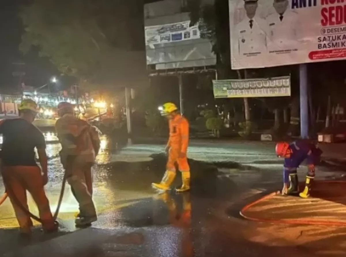 Tim Gabungan saat menyemprotkan Water Jetting menggunakan armada lori tangki air untuk membersihkan sisa pasir halus di jalanan./(IST)