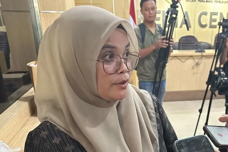 Anggota Bawaslu RI Lolly Suhenty saat memberikan keterangan di Gedung Bawaslu RI, Jakarta, Senin (12/2/2024).  (ANTARA/Rio Feisal)