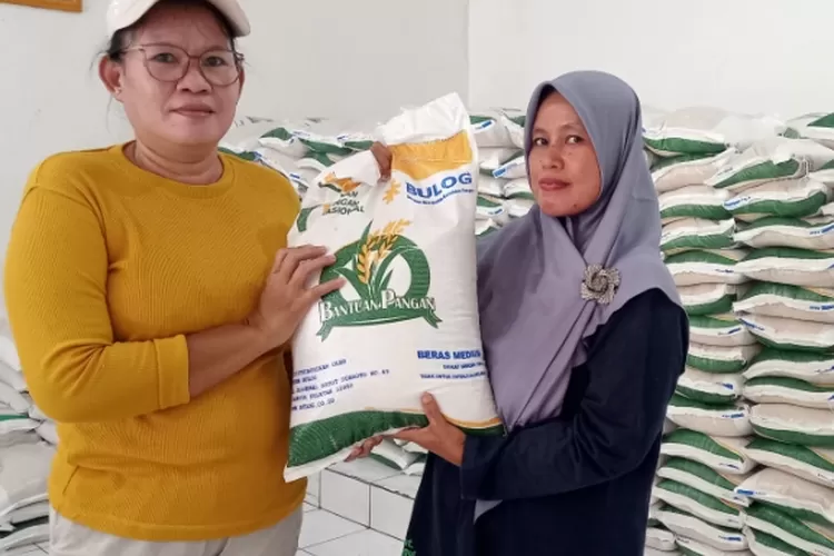 TERIMA : Penerima manfaat Bansos Beras di Kelurahan Meruyung, Kecamatan Limo, Kota Depok, Senin (19/2).  (ISTIMEWA)