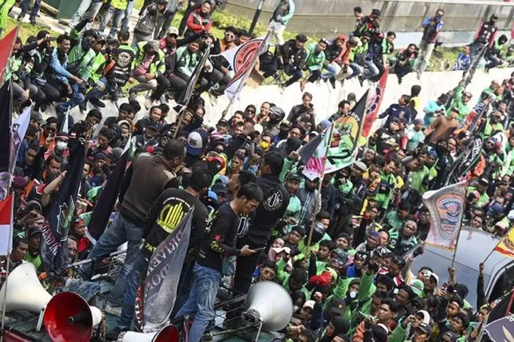 Ribuan pengemudi ojol mogok massal hari ini protes potongan aplikasi yang dinilai merugikan dan tak sesuai aturan. (HukamaNews.com / Antara)