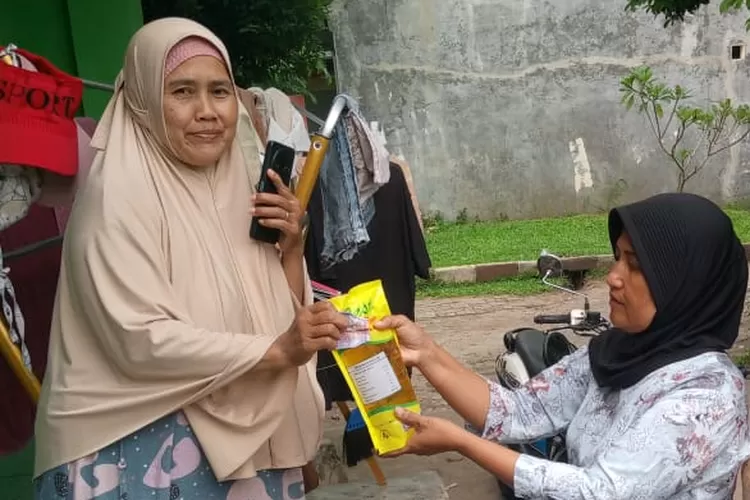 SUMBANGSIH : Saat masyarakat menyumbang minyak jelantah dan dikumpulkan di Bank Sampah Mawar Bahagia RW4 Duren Seribu, Kecamatan Bojongsari, Kota Depok. (ALDY RAMA/RADAR DEPOK)