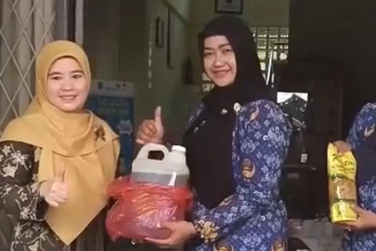 Lurah Mekarjaya, Nelda Purnadia (tengah) menyerahkan minyak jelantah kepada Ketua TP PKK Kota Depok, Siti Barkah Hasanah (kiri). (DOKUMEN PEMKOT DEPOK)