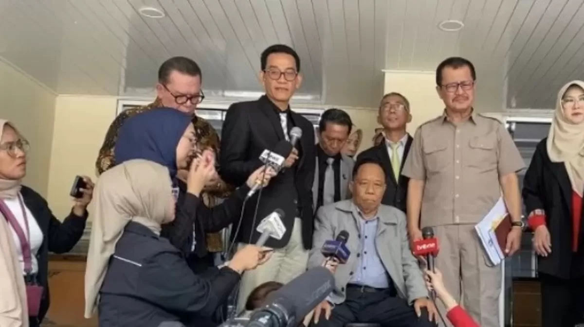  Pengacara Roy Suryo Cs, Refly Harun, saat menggelar kompresi pres terkait kehadiran tiga ahli dalam kasus ijazah mantan Presiden Joko Widodo./net