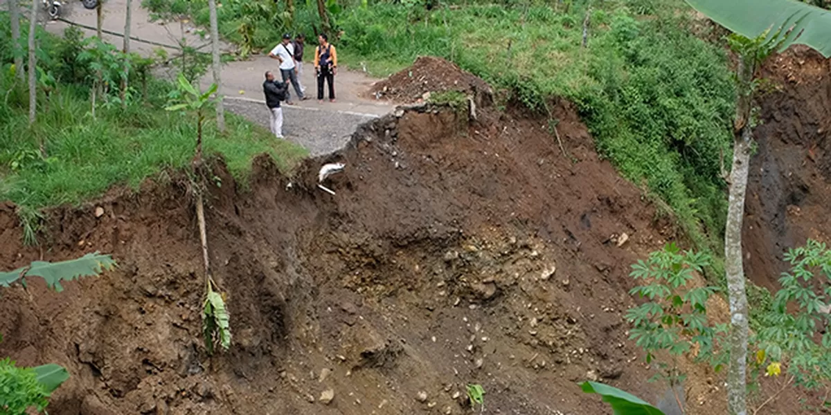 Tanah longsor memutus akses jalan darurat penghubung Desa Ngadisepi, Kemiriombo, dan Gemawang, Temanggung. (Foto: Zaini Arrosyid)