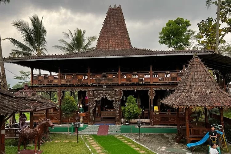 Hidden Gem Kuliner Seafood Lokasinya Di Persawahan Inilah Joglo Tepi Sawah Resto Di Salatiga