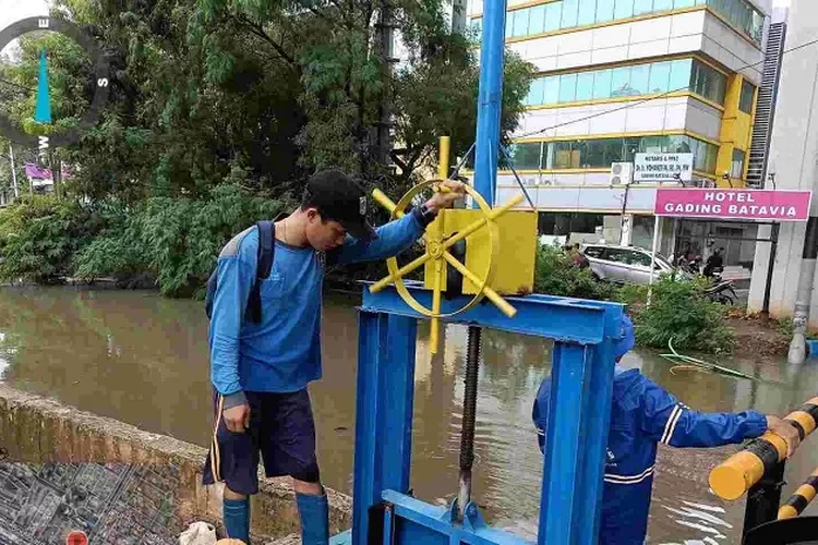Atasi banjir Jakarta: Pemprov DKI operasikan pompa air, siagakan layanan darurat 112. Simak tips waspada genangan di lingkunganmu. (Ulasbandung.com / Net)