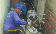 Pasukan Biru Perbaiki Saluran Air di Jalan Ikan Cendro