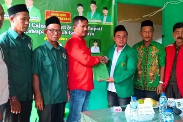 Mantan Bupati Abdya Jufri Hasanuddin menyerahkan berkas pendaftaran ke PPP dan PNA untuk maju sebagai calon Bupati dalam Pilkada mendatang, Senin (6/5/2024)