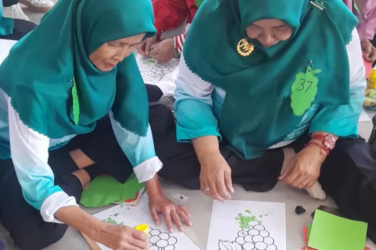 Salah satu lomba kemerdekaan tingkat kelurahan yang diikuti TP PKK Kelurahan Duren Mekar, Kecamatan Bojongsari, Kota Depok, berlangsung di kantor kelurahan, Selasa (26/8). (DOKUMEN RW2 DUREN MEKAR)