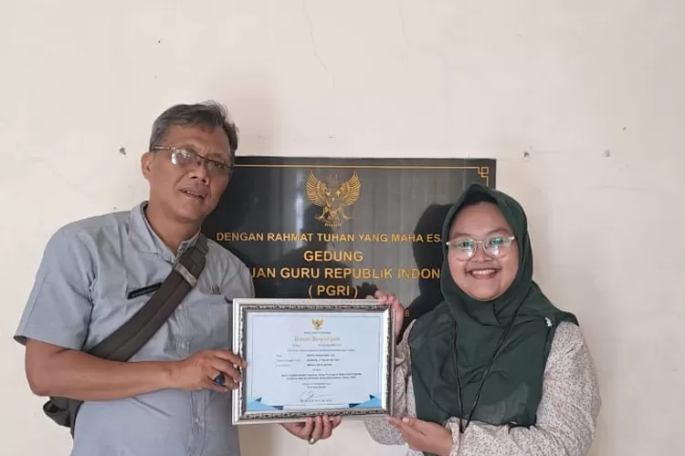 Guru IPA SMP Negeri 8 Depok, Ersha Farah Dea saat menerima penghargaan sebagai peserta Korea Training dan Study Visit Program 2025 bersama Kemendikdasmen.&nbsp; (ANDIKA EKA/RADAR DEPOK)