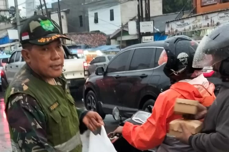 Koramil 02/Beji melaksanakan pembagian takjil gratis kepada masyarakat di Pertigaan Tol Kukusan Jalan KH Usman, Kelurahan Kukusan, Kecamatan Bejji, Minggu (9/3).  (RISKY DWI LESTARI/RADAR DEPOK)
