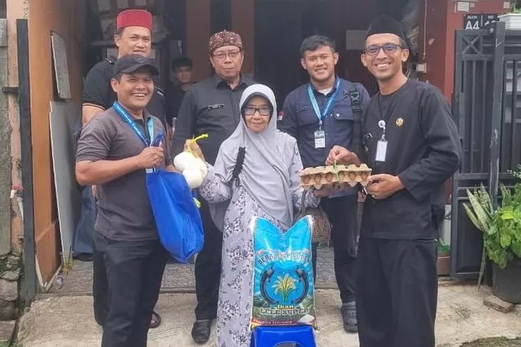 Bantuan Pangan Kota (BPK) pembagian di warung / Gerai pangan Nurhasanah di Jalan Penarikan RT7/2 Perumahan PGRI Griya Bina Kerta Blok A4 No. 10 Kelurahan Pasir Putih, Kecamatan Sawangan, Kamis (18/9). (RISKY DWI LESTARI/RADAR DEPOK)