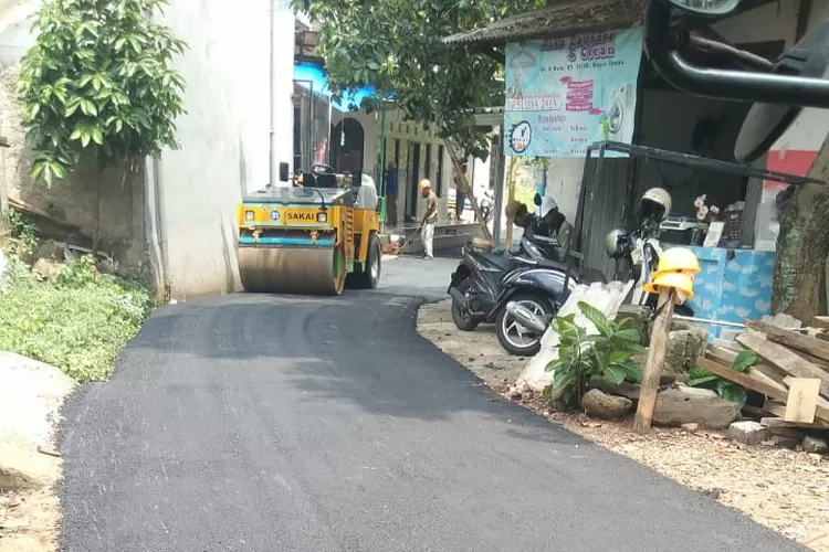 Proses pengaspalan jalan lingkungan RW7 Kelurahan Tugu, Kecamatan Cimanggis, Kota Depok, Jumat (17/10). (AGNESYA WIANDA/RADAR DEPOK)