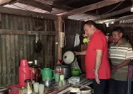 Kunjungan Tak Terduga Roy Bulan ke Dalam Dapur Rumah Warga Naikolan, Ada Sentuhan Kehangatan di Tutupan Panci