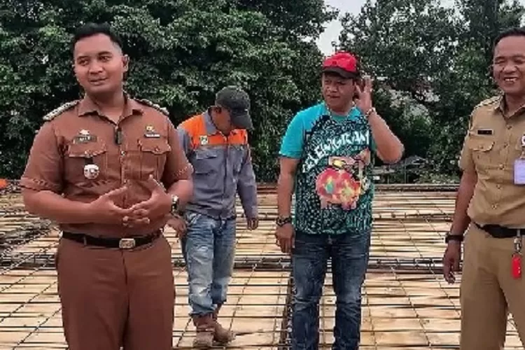 Lurah Tugu, Tri Sakti Anggoro mengecek proses Pembangunan Kantor Kelurahan Tugu, Kamis (14/8). (DOKUMEN KELURAHAN TUGU)