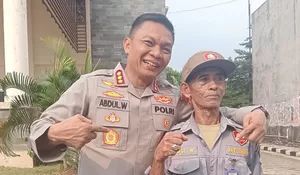 Mengintip Keakraban Kapolres Metro Depok, Kombes Abdul Waras dengan Linmas Boponter : Miliki Kesamaan Nama, Rangkulan dan Senyuman Penuh Makna