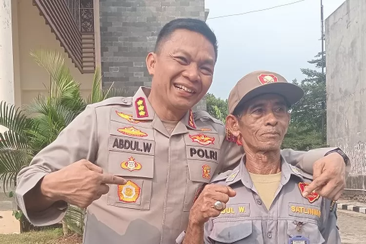 Kapolres Metro Depok, Kombes Abdul Waras berfoto dengan Linmas Kelurahan Abdul W, di Kelurahan Bojong Pondok Terong, Kecamatan Cipayung, Kota Depok, Rabu (6/8). (AGNESYA WIANDA/RADAR DEPOK)