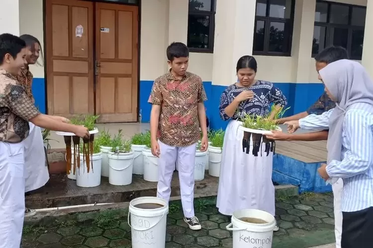 Beberapa siswa SMPN 26 Depok melaksanakan Budikdamber, sebagai upaya menjalankan program Adiwiyata (ANDIKA EKA/RADAR DEPOK)