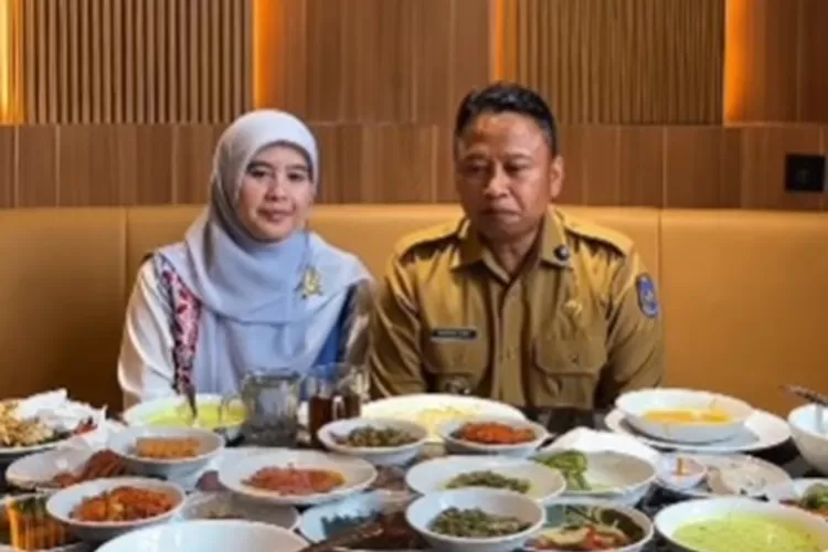Walikota Depok Supian Suri, dan Istrinya Cing Ikah sat menyantap masakan minang di RM Kari Minang di Jalan Tole Iskandar, Kelurahan Abadijaya, Kecamatan Sukmajaya, Kota Depok. (DOKUMEN RM KARI MINANG)