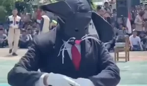 Viral! Siswa Ikut Lomba Pakai Kostum Tikus Berdasi Bawa Uang Rakyat, Sindiran Pedas untuk Pejabat Korup