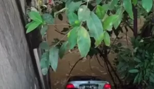 Banting Setir untuk Hindari Pengendara Lain, Mobil Sedan di Depok Ini Malah Terperosok ke Sungai Kali Baru