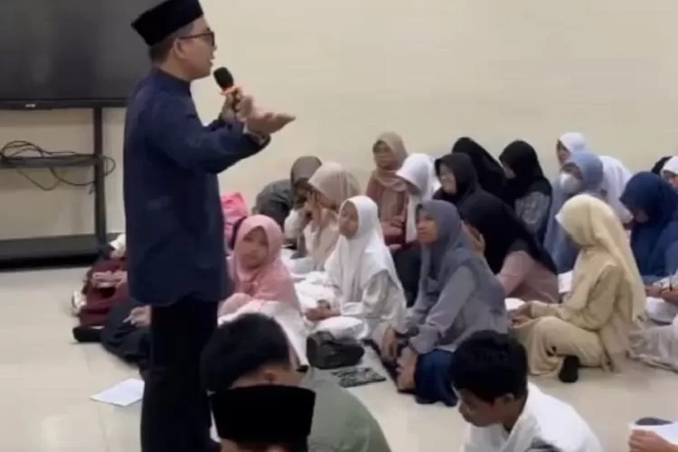 Pelaksanaan pesantren kilat SMPN 2 Depok, di aula sekolah, yang terletak di Jalan Bangau Raya, Kelurahan Depok Jaya, Kecamatan Pancoranmas. (ANDIKA EKA/RADAR DEPOK)