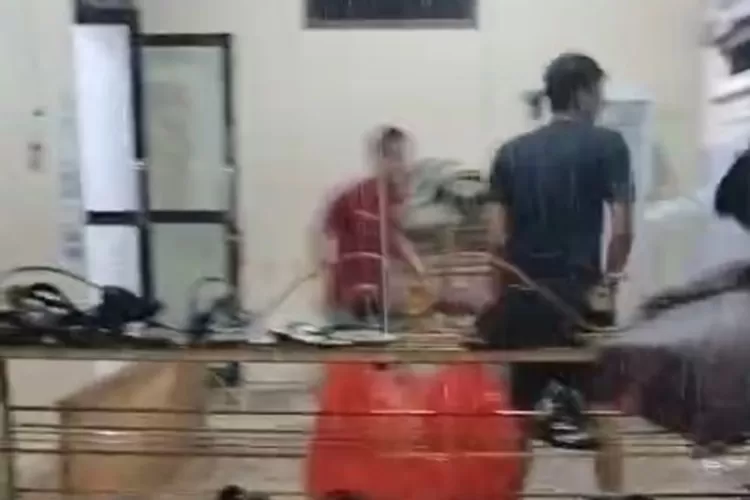 Masjid di lingkungan RW3, Kelurahan Depok Jaya, Kecamatan Pancoranmas, Kota Depok saat terendam banjir akibat hujan deras yang mengguyur Kota Depok, Jumat (17/10). (ISTIMEWA)