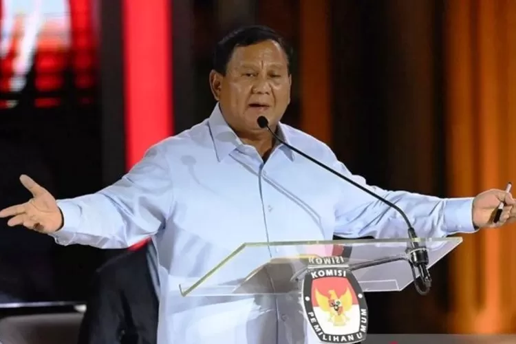 Capres nomor urut dua Prabowo Subianto menyampaikan pendapat saat adu gagasan dalam debat ketiga Pilpres 2024 di Istora Senayan, Jakarta, Minggu (7/1/2024). ( ANTARA FOTO/Aditya Pradana Putra)