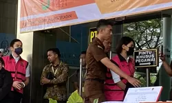 Penampilan Terkini Harvey Moeis Usai Kasus Dilimpahkan ke Kejari Jaksel, Ada Bukti Uang Miliaran