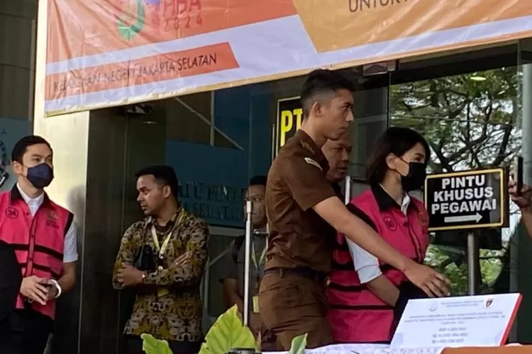 Tersangka dalam perkara dugaan tindak pidana korupsi timah Harvey Moeis (HM) dan Helena Lim (H) mengenakan rompi mendatangi Kejaksaan Negeri Jakarta Selatan, Jakarta, Senin (22/7/2024). (ANTARA/Luthfia Miranda Putri)