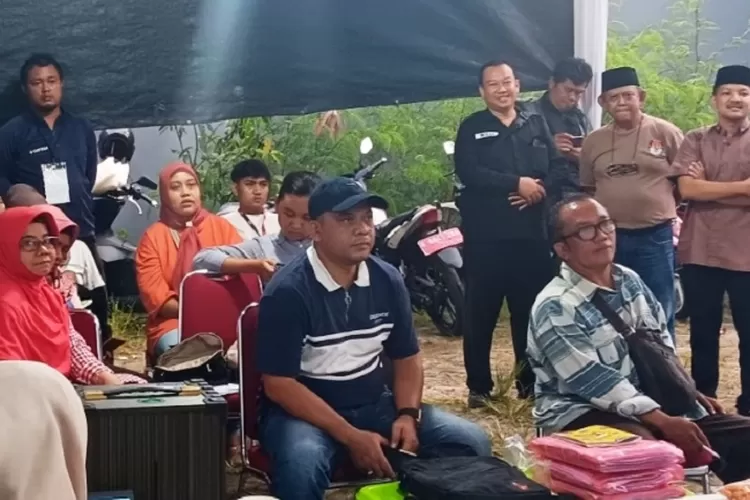 Ketua PPK Cinere Rusdi didampingi Ketua KPU Depok Willi Sumarlin saat meninjau jalannya penghitungan suara. (RADAR DEPOK)