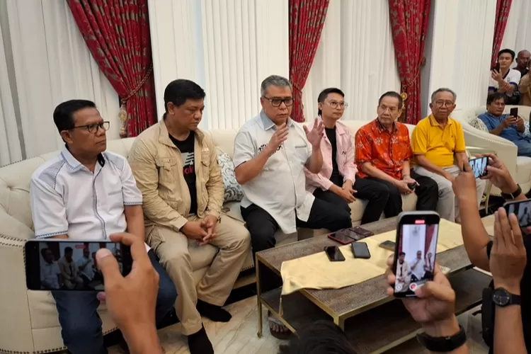 Ahmad Ali ditemani Abdul Karim Aljufri dan beberapa tim BERAMAL saat menggelar konferensi pers pada Rabu malam (27/11/2024).