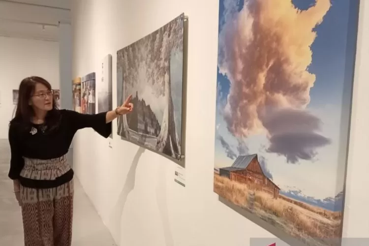 Kurator Pameran Fotografi Internasional Agatha Anne Bunantha melihat salah satu karya foto yang dipamerkan di Galeri R.J Katamsi ISI Yogyakarta. Pameran digelar mulai 23 Juli sampai 12 Agustus 2024.  (ANTARA/Hery Sidik)