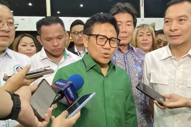 Menteri Koordinator Bidang Pemberdayaan Masyarakat Muhaimin Iskandar menjawab pertanyaan wartawan di kompleks parlemen, Senayan, Jakarta, Sabtu (3/5/2025). ANTARA/Fath Putra Mulya