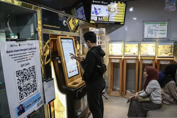 Arsip foto - Calon pembeli bertransaksi menggunakan ANTAM Gold Machine  (ANTARA FOTO/Dhemas Reviyanto/nym/pri)