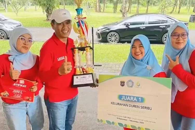 Lurah Duren Seribu, Ahmad Sabani (berbaju merah menggunakan topi) bersama Ketua TP PKK Kelurahan Duren Seribu menunjukan prestasi yang berhasil dalam program Sera Mijel. (DOKUMEN PKK KELURAHAN DUREN SERIBU)