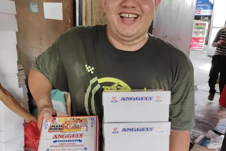 BERBAGI : Korlap Stasiun Terminal (Stater) Masyarakat Kota Depok, saat membagikan makanan di Terminal Stasiun Depok Baru dan ITC Depok, Pancoranmas, Kota Depok, Jumat (22/11). (ALDY RAMA/RADAR DEPOK)