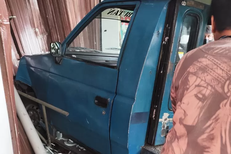 Proses evakuasi angkot 112 usai hancur menabrak sebuah ruko di Jalan Margonda Raya, Kelurahan Pondok Cina, Kecamatan Beji. (DOKUMEN POLRES METRO DEPOK)