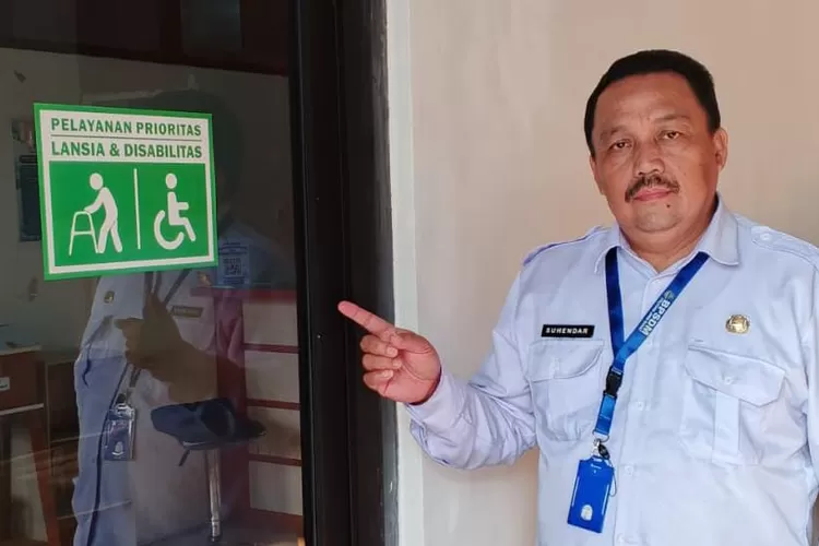 Sekretaris Kecamatan Bojongsari, Suhendar saat menunjukan tambahan fasilitas untuk mengoptimalkan pelayanan di kantornya, Rabu (27/8). (RISKY DWI LESTARI/RADAR DEPOK)