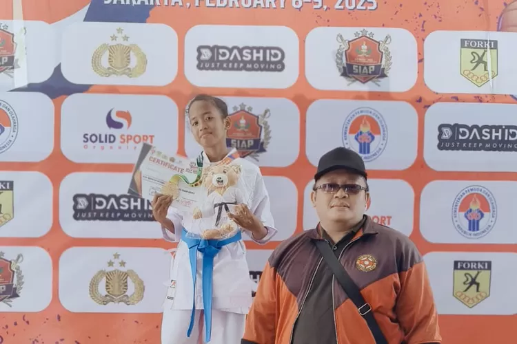 Salah satu siswi SDN Cilangkap 3 yang berhasil menjuarai Kemenpora Cup International Open Karate Championship yang dilaksanakan pada GOR Ciracas, Jakarta Timur, 8-9 Februari 2025 (DOKUMEN SEKOLAH)