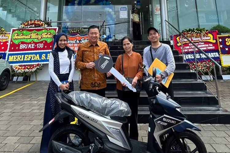 Pimpinan BRI BO Jakarta Warung Buncit, Ahmad Sudiyana Suwandi saat menyerahkan hadiah dari program undian Simpedes pada nasabah.  (DOKUMEN BRI)