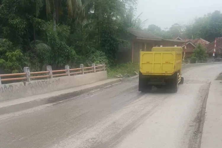 Truk pengangkut tambang melintas di Jalan Janala-Lebakwangi. (DOKUMEN KABAR BOGOR)