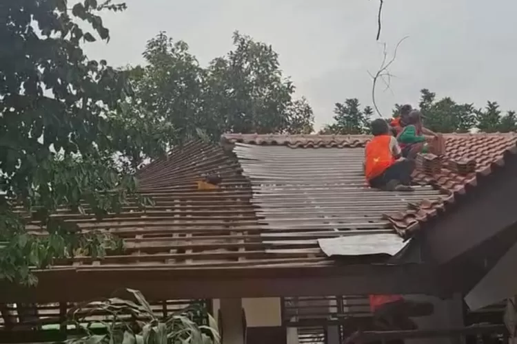 Pelaksanaan rehabilitasi atap gedung SDN Mekarjaya 29 Depok, yang terletak di Jalan Rebab, Kelurahan Mekarjaya, Kecamatan Sukmajaya. (ANDIKA EKA/RADAR DEPOK)