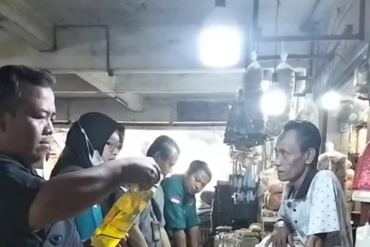 Petugas DKP Kabupaten Bogor mengambil sampel komoditi pangan di Pasar Cileungsi. (DOKUMEN KABAR BOGOR)